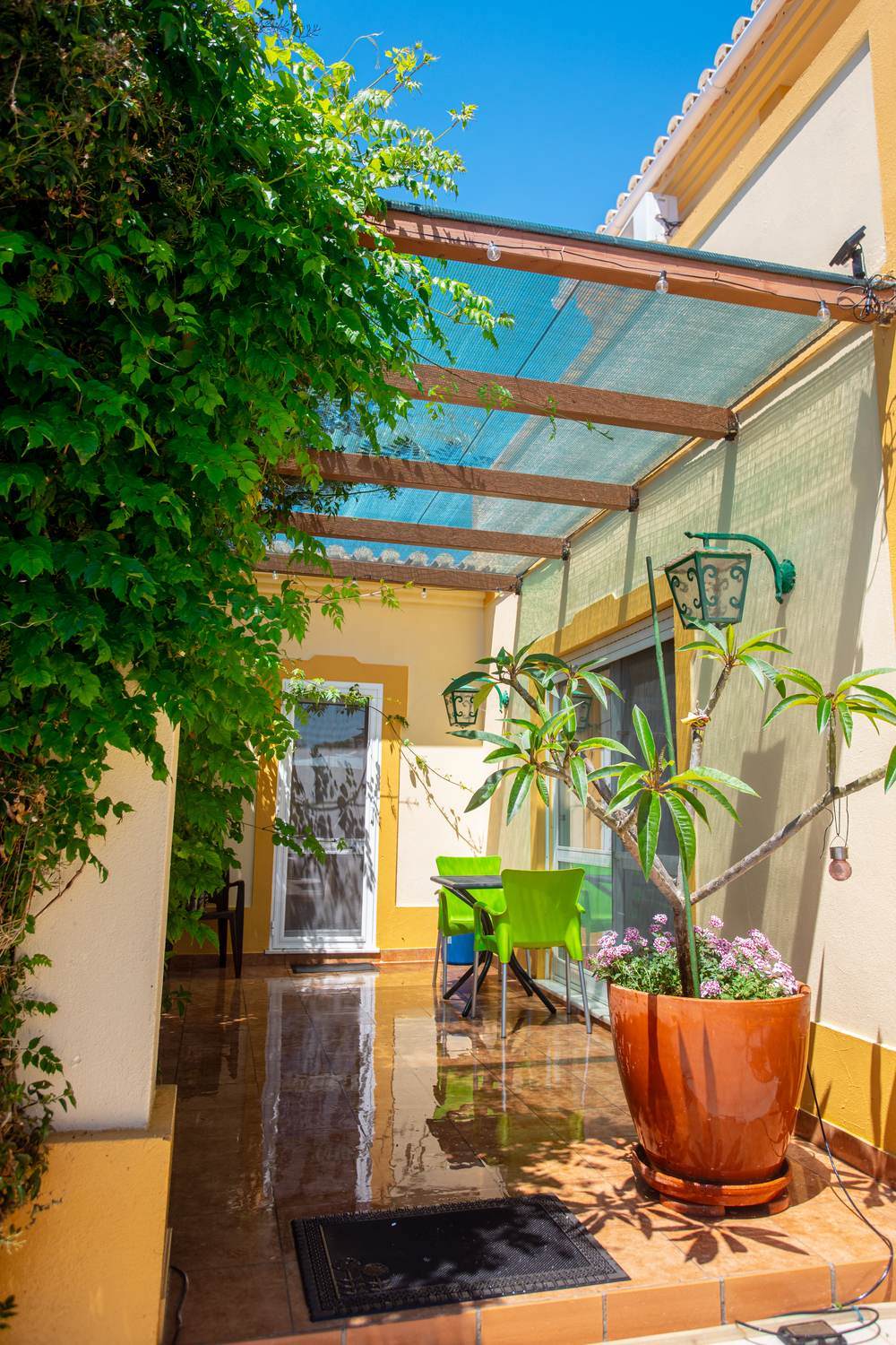 La terrasse privée de la chambre, à l'ombre de la pergola