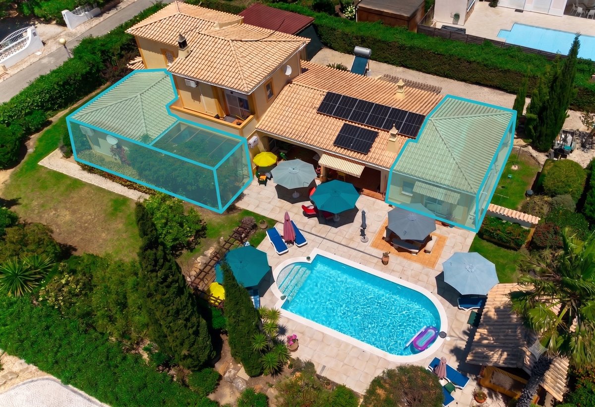 Vue aérienne de la maison : La Chambre à gauche, Le Studio à droite, la piscine entre les deux