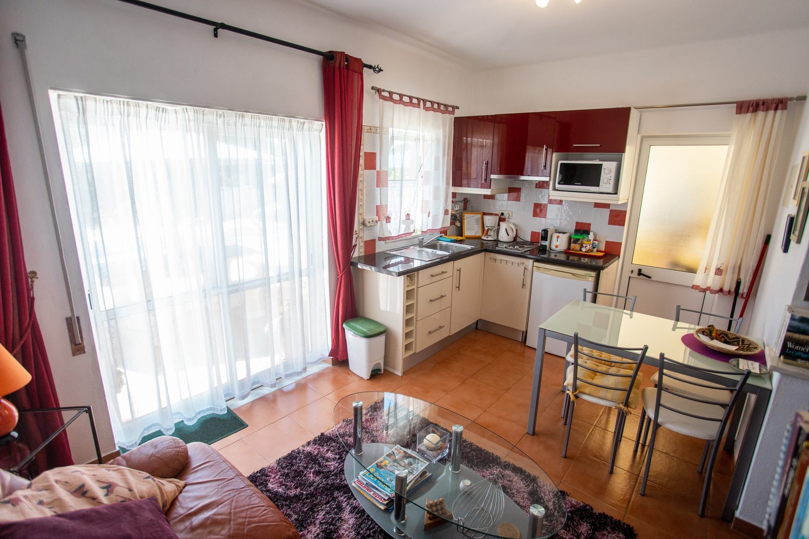 Le séjour du Studio, avec sa kitchenette et son coin repas
